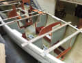 Faurby 370   Auch Faurby verstärkt den Rumpf mit einem Stahlrahmen (mittig im Boot sichtbar). Schale und Deck entstehen als GFK-Sandwich mit Schaumkern. Für das Laminiat in Handauflage kommen Vinylesterharze  zur Anwendung