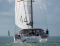 Moderate width, plenty of underfloor clearance and a high cabin superstructure. Despite its sportiness, the concept of the Nautitech 44 Open is also strongly geared towards the requirements of cruising sailors
