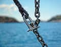 A high-stretch rope strop takes the strain off the winch and ensures greater stability. It is rigged using a shackle or chain claw