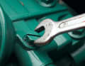 5. Entlüften    Schraube an der Kraftstoffpumpe öffnen und per Hand am entsprechenden Hebel Diesel fördern. Zudrehen, wenn Kraftstoff sprudelt