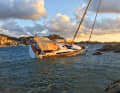 A broken mooring line brought a charter crew’s trip off the coast of Sardinia to an abrupt end. The sailors escaped with a fright, but the yacht sustained considerable damage.