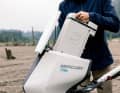La batteria ha una capacità di un chilowattora ed è collegata alla testa del motore.