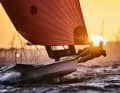 Dieses Bild von Robert Hajduk zeigt ein polnisches 49er-Team bei Sonnenuntergang vor Gdansk