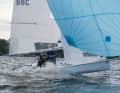 Le Melges 15 lors d'un test de navigation sur l'Alster. Le planing est rapidement atteint. Actuellement, le dériveur est présenté au salon boot