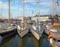 Les amarres ne sont pas seulement lancées vers le bateau amarré à côté, mais aussi vers la terre ou, comme ici, vers le bateau du mouillage voisin.