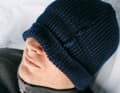 Eine Mütze Schlaf: Der Umschlag über den Augen hilft beim Powernap tagsüber