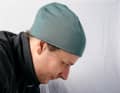 Les cheveux longs attachés en tresse prennent de la place supplémentaire, le bonnet est alors souvent trop court.