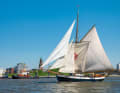 La chasse autrefois fière sous gréement, foc intérieur, foc large et grand-voile de gaffle au large de Bremerhaven