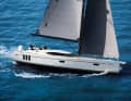 L'Oyster 495 : Le dernier et le plus petit modèle du chantier naval britannique de luxe - un superyacht au format compact qui sait aussi convaincre par son style avec son pont flottant et sa superstructure de cabine plate. Données techniques : Longueur de la coque15,15 m, largeur 4,77 m, tirant d'eau 2,28 m, poids 21 t, surface de voile 125 m², STZ 4,1 ; oysteryachts.com