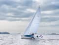 Das Rigg ist sportlich und die Segelfläche groß. Die Segeltragezahl liegt bei einem recht hohen Wert von 5,1