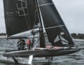 Ist man geübter, kann das Boot auf Amwind-Kursen für noch mehr Geschwindigkeit allerdings auch mit lediglich einem Haupt-Foil im Wasser gesegelt werden