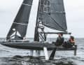 Peacoq in voller Aktion, bereits ab zehn bis zwölf Knoten Wind hebt der Foiler ab