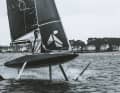 Die beiden V-Foils geben dem Boot viel Stabilität im Vergleich zu einer reinen T-Foil-Konstruktion wie beispielsweise der Moth-Klasse