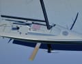 Un racer sans compromis. Des lignes épurées, un grand cockpit, des appendices de coque profonds ainsi qu'un gréement haut en fibre de carbone avec une surface de voile abondante.