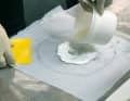 Impregnazione dello stratificato: un pezzo di peel ply viene posizionato nella parte inferiore del film, quindi gli strati di vetro vengono posizionati partendo dal pezzo più piccolo e impregnati di resina. Lo strato più grande si trova in cima, in modo da avere un contatto completo con la fusoliera.