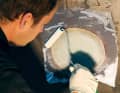 Premere sul gesso: Premere la confezione di laminato sullo scafo e staccare la pellicola. Quindi rullare saldamente la toppa con un rullo di velluto. Dopo l'indurimento, il tessuto a strappo viene rimosso e la superficie viene livellata.