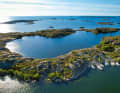 Piscine dans la mer Baltique. Sur Björkö, il existe un grand lac intérieur. C'est le seul de tout l'archipel, l'île est une destination de croisière très prisée.