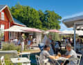 Högsåra : située non loin de Korpoström. Amarrage dans la marina. Il y a un bar et une plage à proximité. Déguster une pizza ou une très bonne salade dans le jardin du restaurant de l'île.