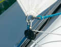 Des aides au réglage : Pour optimiser la position de la voile d'avant, un barberholer peut être utile. Peu importe que l'écoute doive être ajustée vers l'intérieur ou l'extérieur : Les cosses ou les poulies doivent être placées au bon endroit et des ferrures supplémentaires doivent éventuellement être montées sur la structure. La meilleure façon de déterminer cela est de faire un essai de ferlage et d'utiliser des voiles provisoires.