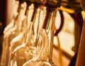 La mise en bouteille se fait aujourd'hui à la machine, mais la qualité est d'abord contrôlée.