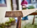 Teak hat die besten Eigenschaften für Scheuerleisten, ist aber ethisch bedenklich