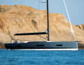 Solaris 50 : la nouvelle icône de style du chantier naval du nord de l'Italie. Une esthétique pure et renversante, une belle finition artisanale. S'il navigue comme il en a l'air, c'est une révélation. Données techniques : Longueur de coque 14,68 m, largeur 4,78 m, tirant d'eau 2,80 m, poids 15,9 t, surface de voile 155 m², STZ 5,0 ; www.solarisyachts.com