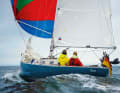 DNA sportivo: spinnaker da 60 metri quadrati, senza paraspruzzi, poco bordo libero