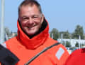 Tapio Lehtinen bei der Anprobe seines Überlebensanzugs | Foto GGR 2022