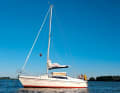 Das Boot: Der Skipper hatte seine Sunbeam 25 „Suria“ von 1987 mit Festkiel und 1,25 Meter Tiefgang 2013 gekauft. Dank Hubdach hat das 7,70 Meter lange Boot im Salon sogar Stehhöhe