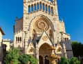 Die Kirche von Sant Bartomeu markiert das Zentrum des Ortes