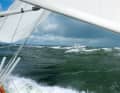 Nuvole scure, mare grigio-verde. A vela è un'impresa sportiva, a motore spettacolarmente poco eccitante.