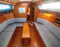 Almost perfect: the saloon looks spacious, the passage to the front is off-centre, which creates space. There are usable lockers everywhere. Special feature: the saloon berths have leeboards and folding backrests