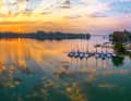 Unweit der Enge, die den Tachinger vom Waginger See trennt, liegen Hafen und Vereinsgelände des Waginger Segelclubs