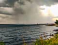 Starker Regenschauer, der punktuell über der Kieler Förde fällt, als hätte man einen Stöpsel gezogen. Am Ufer bleibt es trocken. Solche Ausbrüche aus Wolken sind schwer vorherzusagen und bringen auch starken Wind mit. Hier sollte rechtzeitig gerefft werden