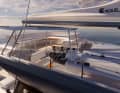 La détente à haute altitude. Le salon du flybridge dispose d'un coin salon spacieux et de transats supplémentaires.