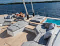 Plenty of space: a fixed deck connects the two hulls and replaces the trampoline that is usually found on catamarans (l.). The area around the furler functions as a lounge area and offers a whirlpool, large sun loungers and a seating area. The aft cockpit can be enlarged (r.).