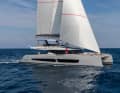 Wide-legged and stable: Berret-Racoupeau designed the Thíra 80 with a width of 11.09 metres and a negative deck step. At cockpit level, the bulwark can be folded down on both sides, which maximises the deck area at anchor.
