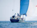 Ici, la gagnante de "Line Honours" "Calypso" a l'air de flotter au-dessus du fjord.