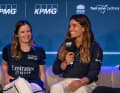 Hannah Mills est la double championne olympique de 470 et la stratège des champions SailGP en titre. Dans la Coupe de l'America, elle dirige le programme Athena Pathway et participera à la barre du deuxième foiler AC40 lors de la pré-régate. Sur la photo, on la voit avec Martine Grael : la première barreuse de SailGP.