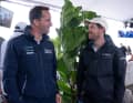 On retrouve ici sur une même photo quatre médailles d’or olympiques et quatre titres de champion du monde de Formule 1 : Sir Ben Ainslie et Sebastian Vettel ont eu des échanges agréables et se sont bien amusés ensemble dans l’Adrenaline Lounge lors du SailGP à Sassnitz, même si leurs deux équipes n’ont pas réussi à se qualifier pour la finale.