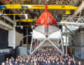 Mission erneute Titelverteidigung: das komplette Emirates Team New Zealand mit Trophäe und ihrem AC75 "Te Rehutai"