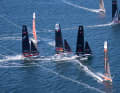 La regata preliminare offre momenti di grande spettacolo e tensione con le barche AC40 a foil nel Golfo di Napoli.