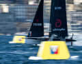 Grazie all’elevata velocità dell’imbarcazione e a una posizione media di 4,25, il Tudor Team Alinghi è salito al terzo posto nella seconda delle tre giornate di regata della pre-regata dell’AC a Napoli.