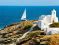Uno yacht naviga davanti a una cappella sulla costa meridionale dell'isola di Sifnos. Solo questa isola offre baie e luoghi sufficienti per tre giorni.