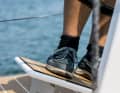 Kleines, feines Detail: Das Fußpodest passt in seiner Neigung zur optimalen Krängung der Yacht. Wer gerade steht, segelt richtig