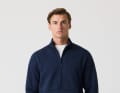 Der Halfzip aus der Airwool-Kollektion von Henri Lloyd ist aus Merinowolle gestrickt.