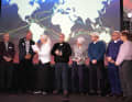 Les prix du Tour du monde à la voile ont été décernés à (de g. à dr.) : Gabriele et Lutz Pestel, Udo John (à côté de la présentatrice Birgit Langhammer), Ulrich Fingscheidt et la famille Arnold.