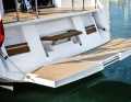 Ampia piattaforma da bagno: la poppa rimane chiusa anche quando la terrazza sul mare è abbassata. Sono presenti delle gruette estensibili per il trasporto del gommone.