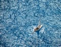 Soli nell'oceano, uno yacht che viaggia sull'acqua blu