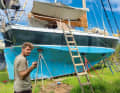 Angel Collinson et son partenaire Peter Willauer cherchaient un bateau à quille longue et stable pour leur grande croisière. Leur choix s'est porté sur un Wittholz 39 de 1990, un bateau qui a déjà prouvé de quoi il était capable : Le propriétaire précédent, âgé de 90 ans, avait notamment navigué autour du Cap Horn avec le "Sea Bear".